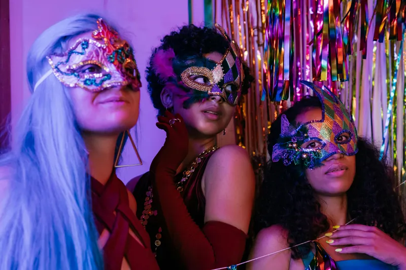 Economize no Carnaval: Cupons e cashback para fantasias, viagens e diversão